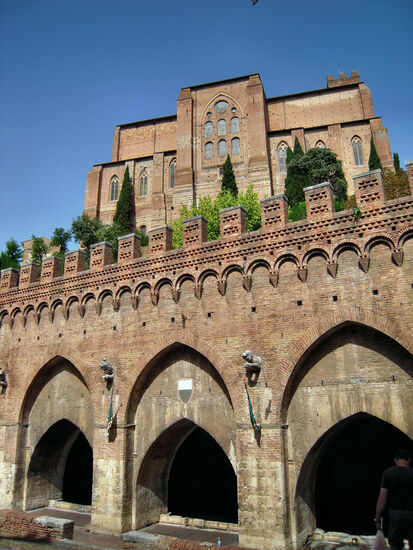 Fontebranda und darüber die Basilica S. Domenico