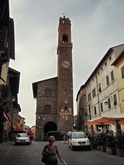 Schmaler geht's fast nicht - Rathaus von Montalcino