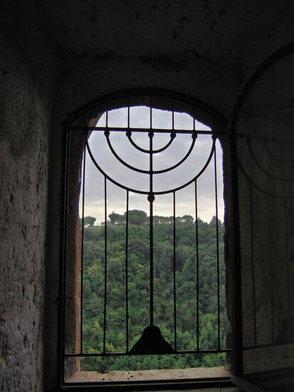 Menora im Fenster