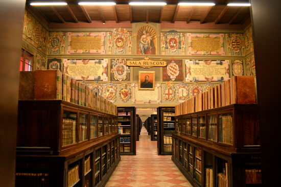 Beeindruckende Gänge der Bibliothek