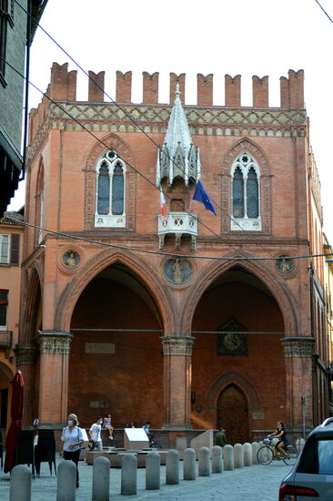 Piazza und Palazzo della Mercanzia - seit Jahrhunderten die Handelskammer von Bologna