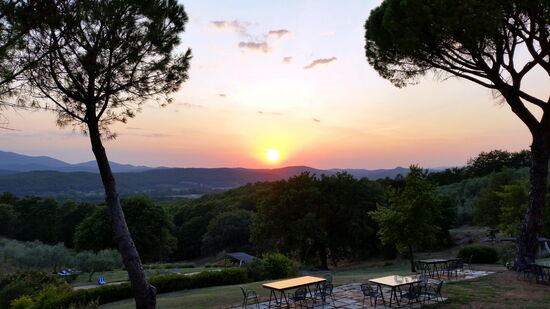 Sonnenuntergang über den Hügeln des Montecucco