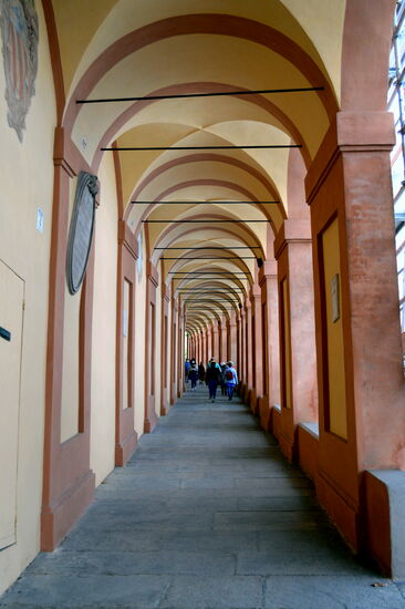 Arkadengang zum Santuario della Madonna di San Luca - der längste der Welt
