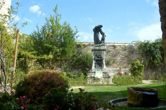 Rosengarten mit Statue des Hl. Franziskus