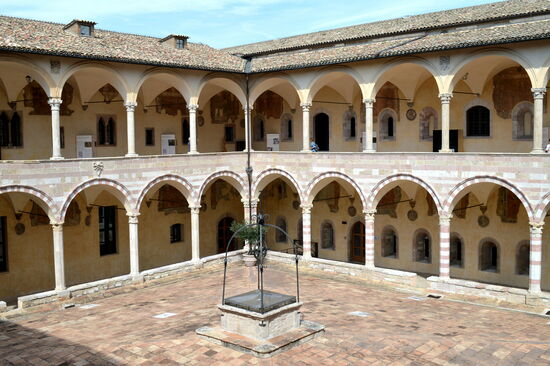 Kreuzgang von S. Francesco in Assisi