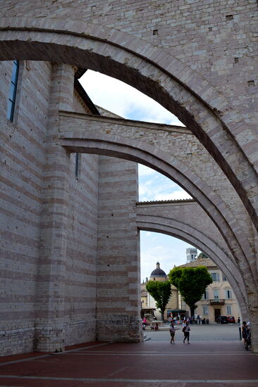 Strebebögen an S. Chiara in Assisi