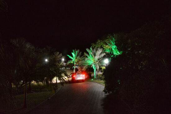 Nächtliche Einfahrt zu den "Cases Couleurs"