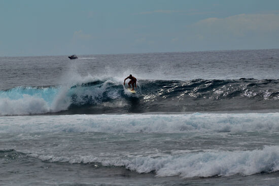 Surfer auf der linksdrehenden Welle von Saint-Leu