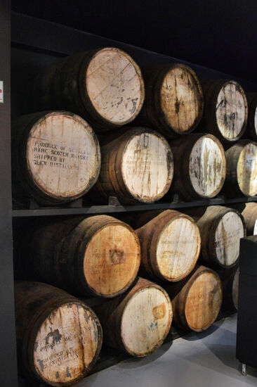 Alte Rumfässer im Museum