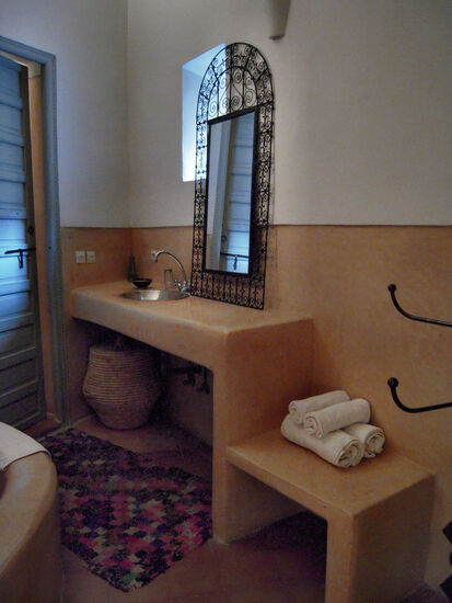 Bad unseres Zimmers im traditionellen Tadelakt