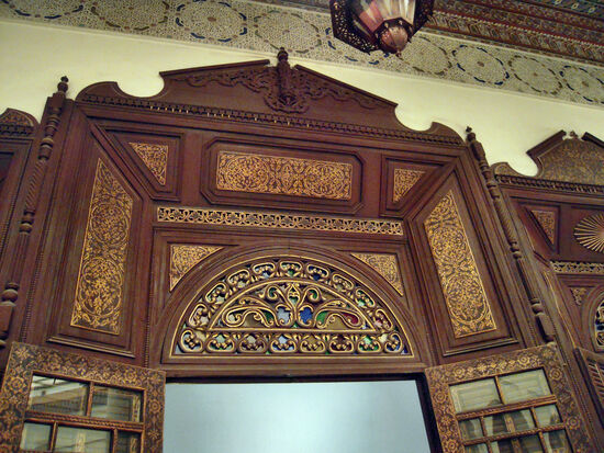 Kunstvolle Schnitzereien im Musée de Marrakech