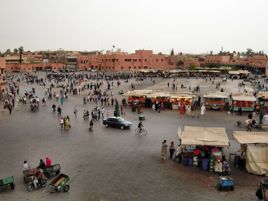Die Garküchen auf der Place Djemaa el-Fna werden jeden Tag auf- und wieder abgebaut