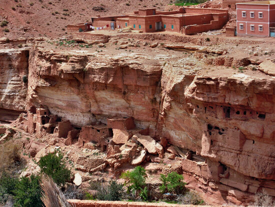 In einem Teil des Tals sind noch die Überreste der Höhlenbauten der Berber zu sehen