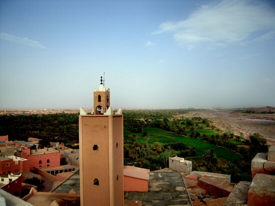 Blick über einen Teil von Ouarzazate und das Tal des Asif Tidili