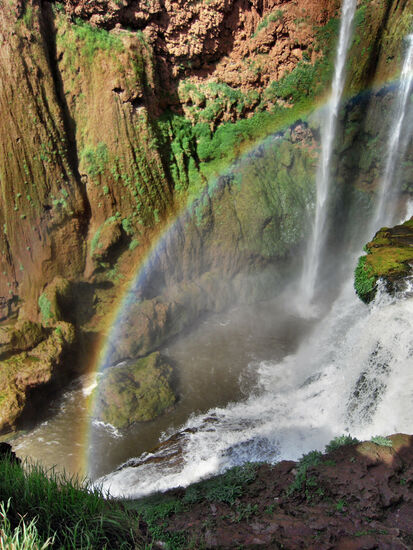 Regenbogen im engen Tal unterhalb der Wasserfälle