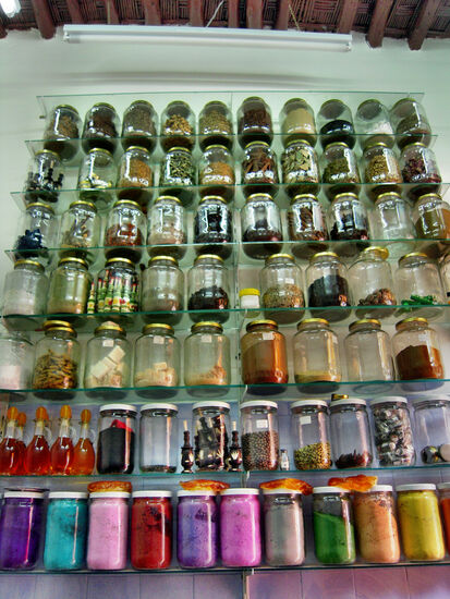 Ein kleiner Teil des Angebots im Laden des Kräuterhändlers