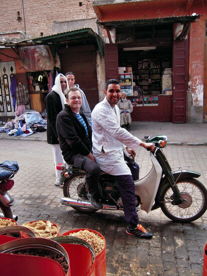 Jüdischer Kräuterhändler mit deutschem Tourist auf arabischem Mofa