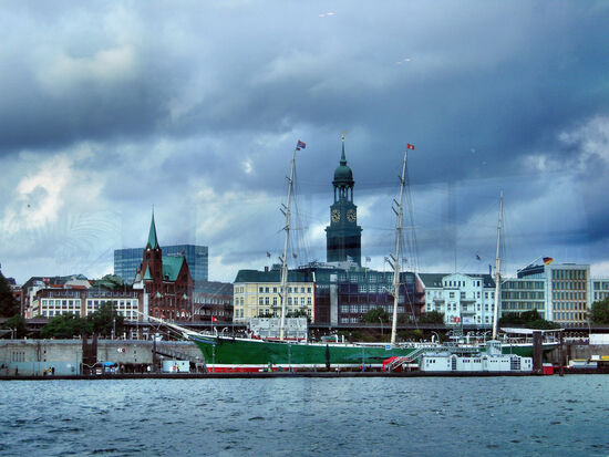 Blick auf die "Rickmer Rickmers" und den Michel vom Schiff aus