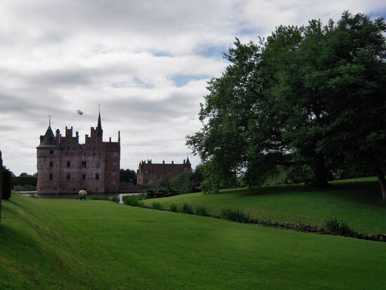 Blick vom Park aufs Schloss Egeskov