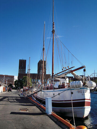 Im Hafen von Oslo, im Hintergrund das Rathaus