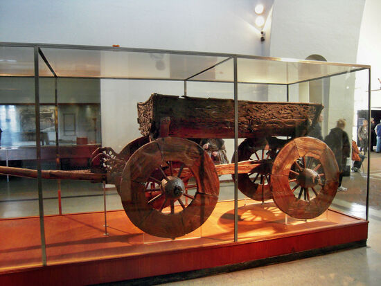 Geschnitzter Wagen im Wikingerschiff-Museum