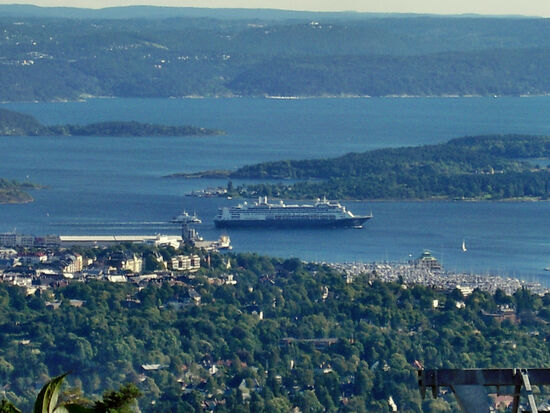 Blick über Oslo und den Fjord vom Holmenkollen