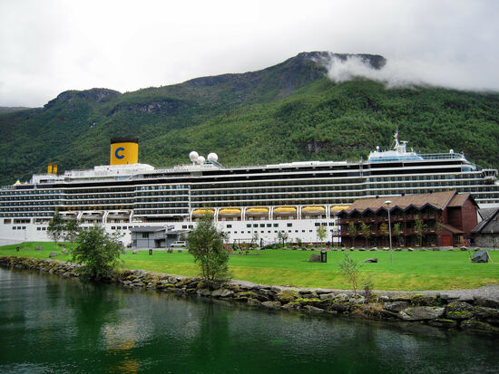 Ein Schiff, größer als das ganze Dorf Flåm