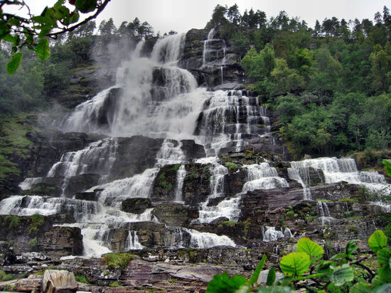 Tvindefossen - ein lohnender Stop an der Strecke