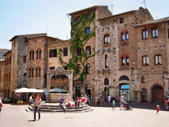 Piazza della Cisterna in San Gimignano
