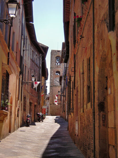 Malerische Hauptgasse in Colle Alta