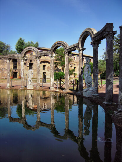 Statuen am Pecile der Villa Adriana