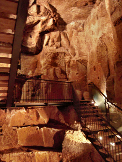 Im Pozzo della Cava, in Jahrtausenden aus dem Fels gehauen