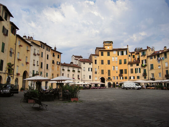Piazza Anfiteatro in Lucca