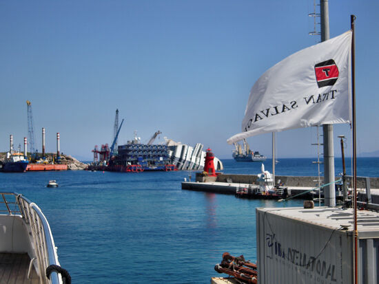 Wrack der "Costa Concordia" fast in der Hafeneinfahrt