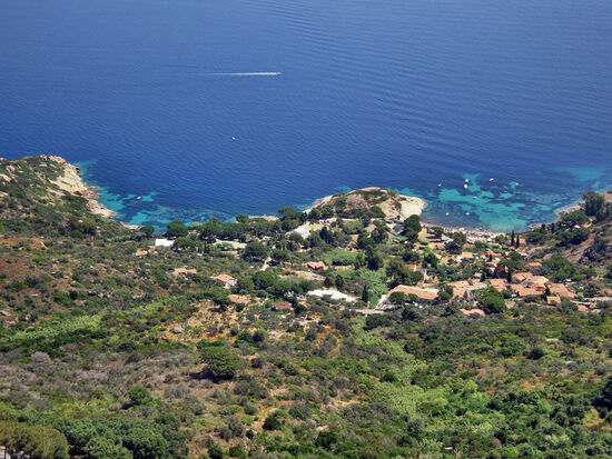 Blick von Giglio Castello zur Küste der Insel