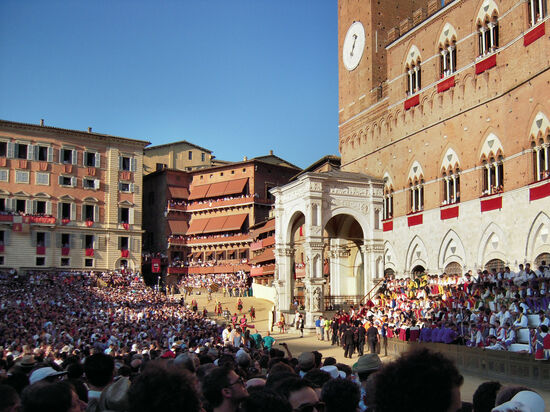 Blick über die Zuschauermenge beim Palio