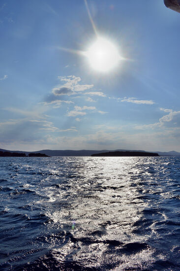 Späte Sonne über dem Wasser