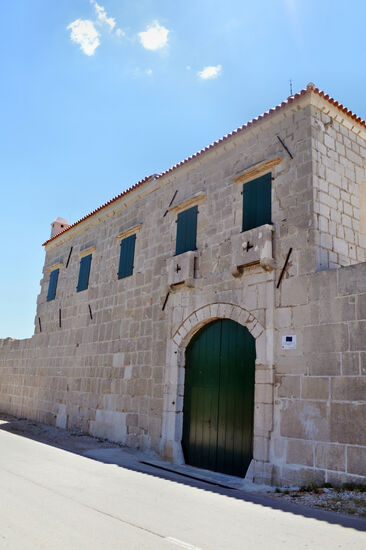 Eingangstor zum osmanischen Han in Vrana