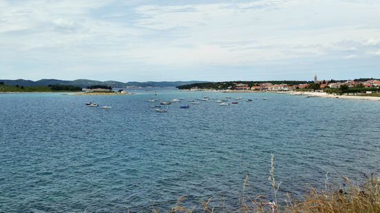 Blick auf Pakoštane vom Weg aus