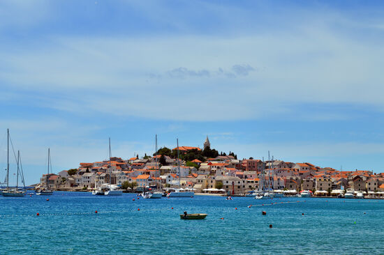 Primošten scheint über dem Wasser zu schweben