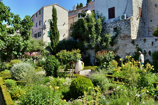 Mittelalterlicher Garten des Klosters Sv. Lovre in Šibenik