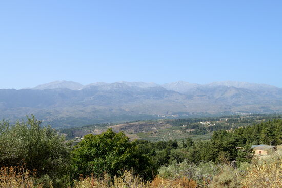 Blick zu den Weißen Bergen auf der Fahrt nach Gavalochóri