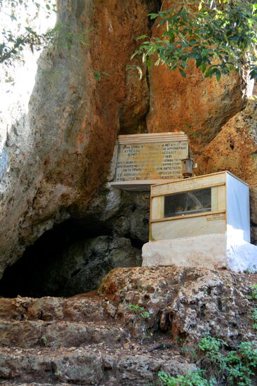 Eingang und Gedenkstätte an der Krionerida Cave