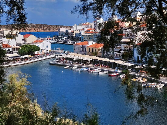 Voulisméni-See - durch einen Kanal mit dem Meer verbunden