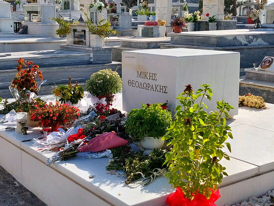 Grab eines Volkshelden - Míkis Theodorákis war erst kurz vor unserer Reise in Galatas begraben worden