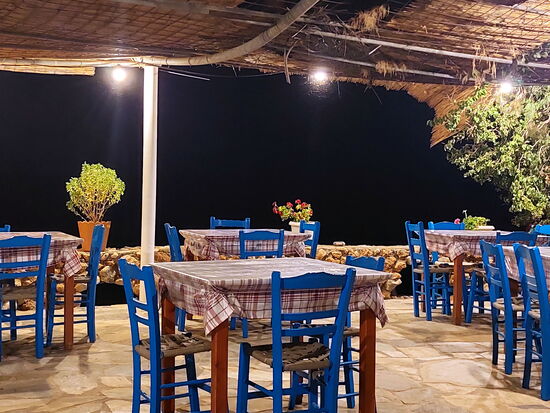 Abendliche Terrasse der Taverna