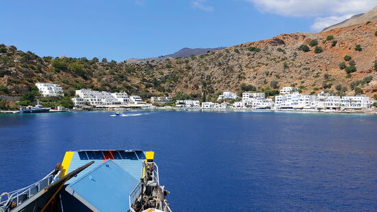 Blick auf Loutró von der Fähre aus