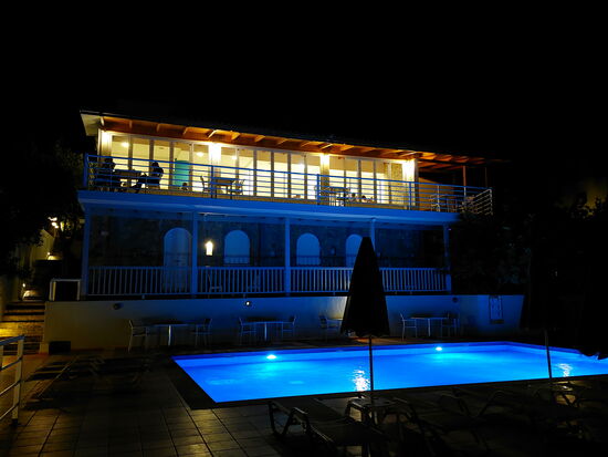 Hotel und Pool am Abend