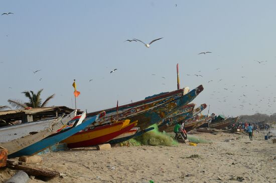 Fischerboote am Strand von Tanji