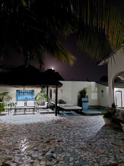 Abends in der Mandinka Lodge